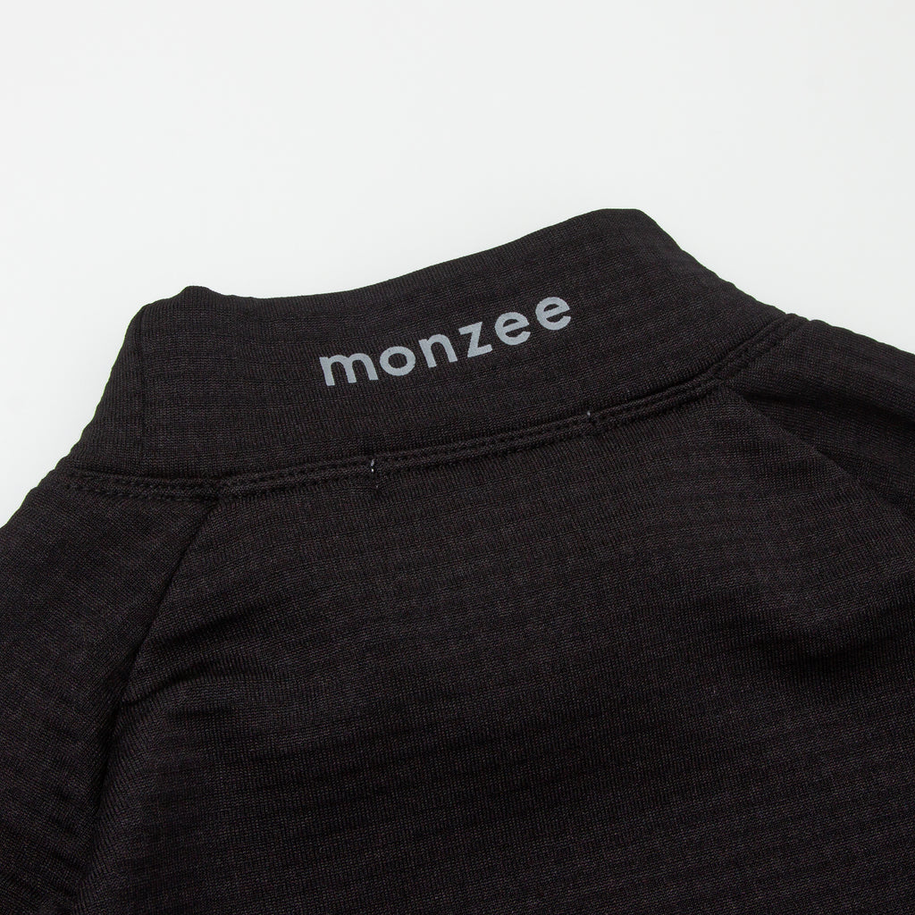 monzee ゴルフウェア ポーラーフリース ハイネック ブラック - ディテール 背面ロゴ