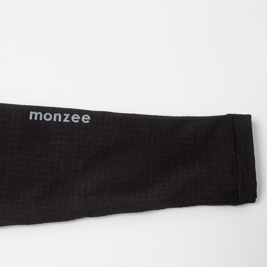 monzee ゴルフウェア ポーラーフリース ハイネック ブラック - ディテール 袖ロゴ