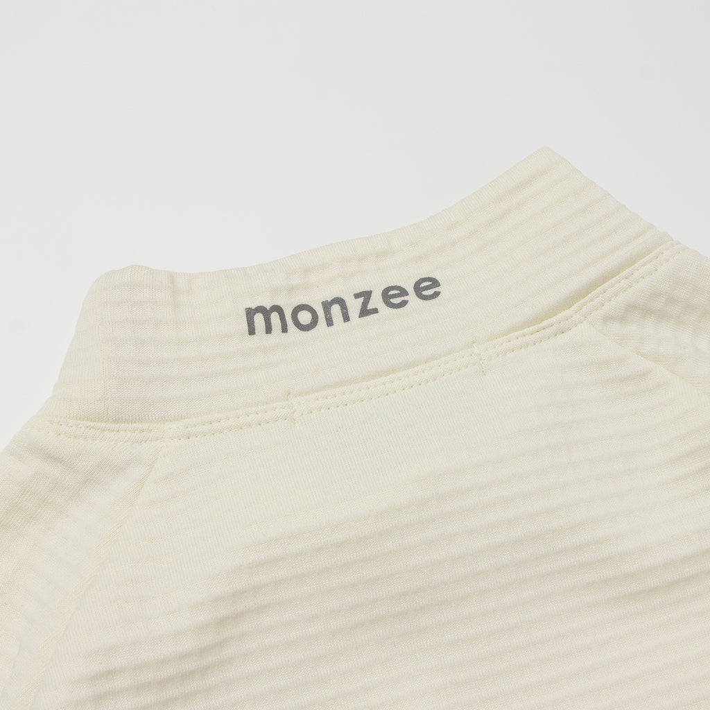 monzee ゴルフウェア ポーラーフリース ハイネック ホワイト - ディテール 背面ロゴ