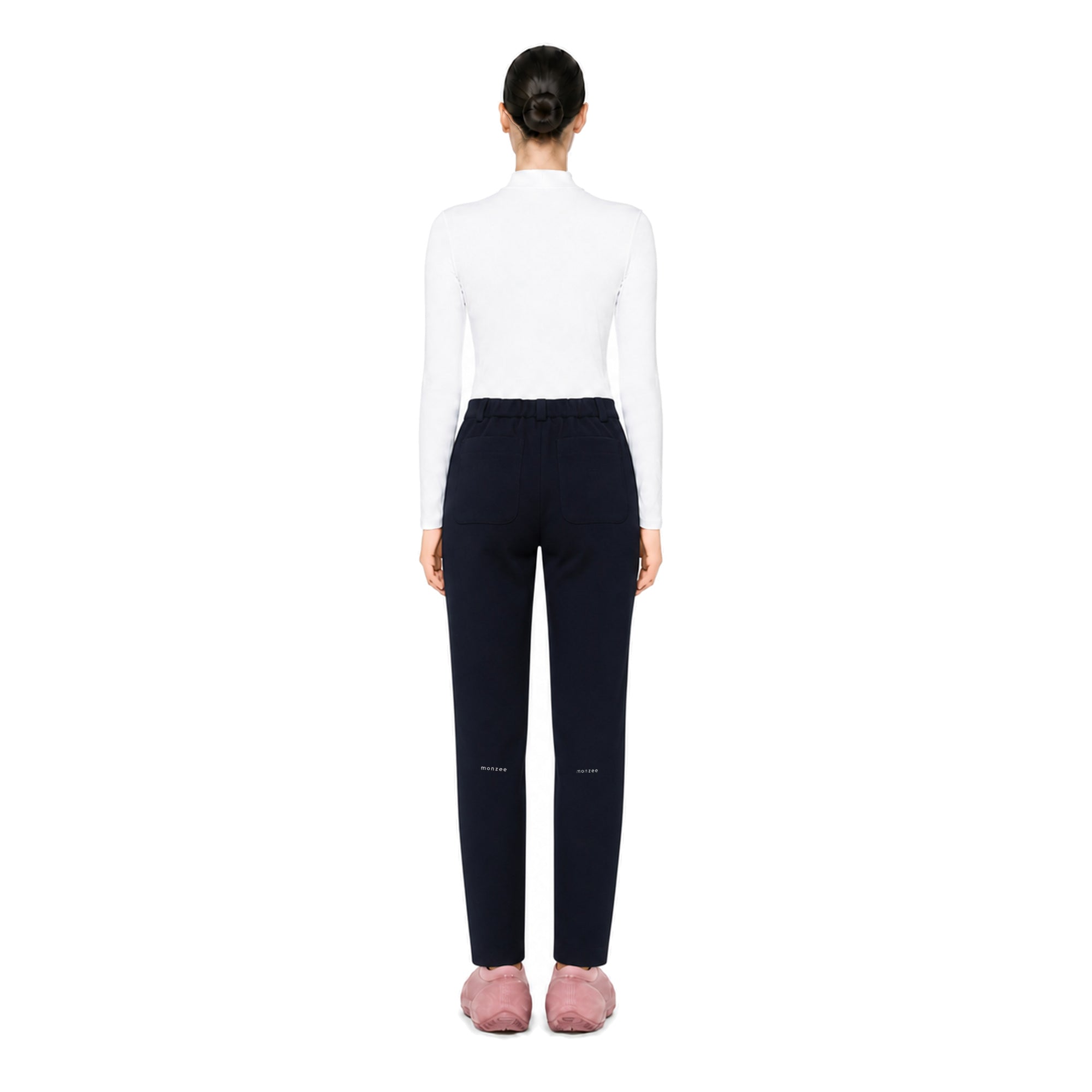 monzee ストレッチパンツ - ネイビー AIモデル着用 背面｜身長170cm・着用サイズM