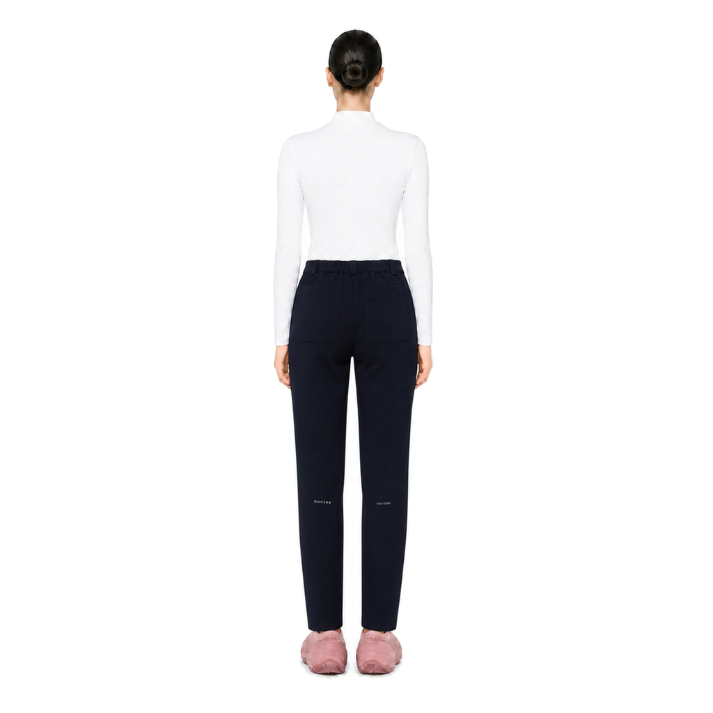 monzee ストレッチパンツ - ネイビー AIモデル着用 背面｜身長170cm・着用サイズM