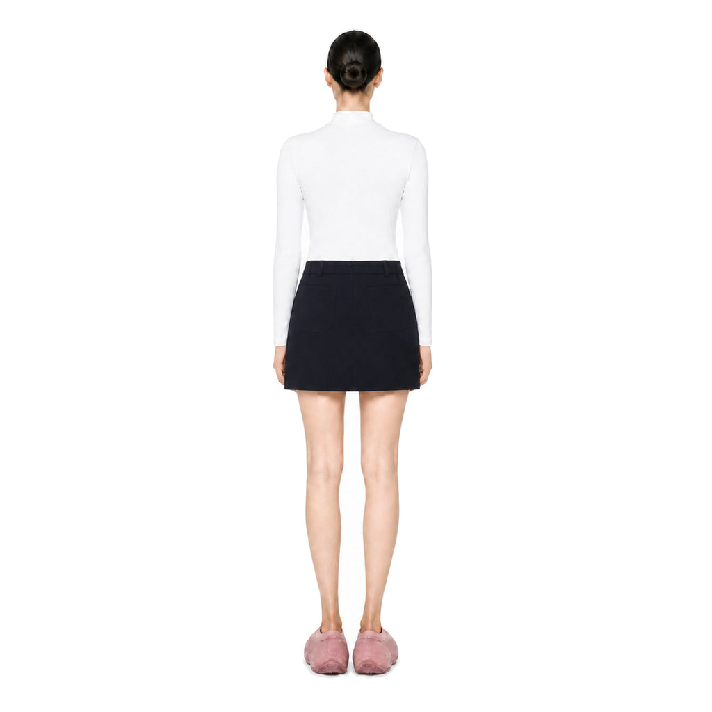 monzee スカート - ネイビー AIモデル着用 背面｜身長170cm・着用サイズM