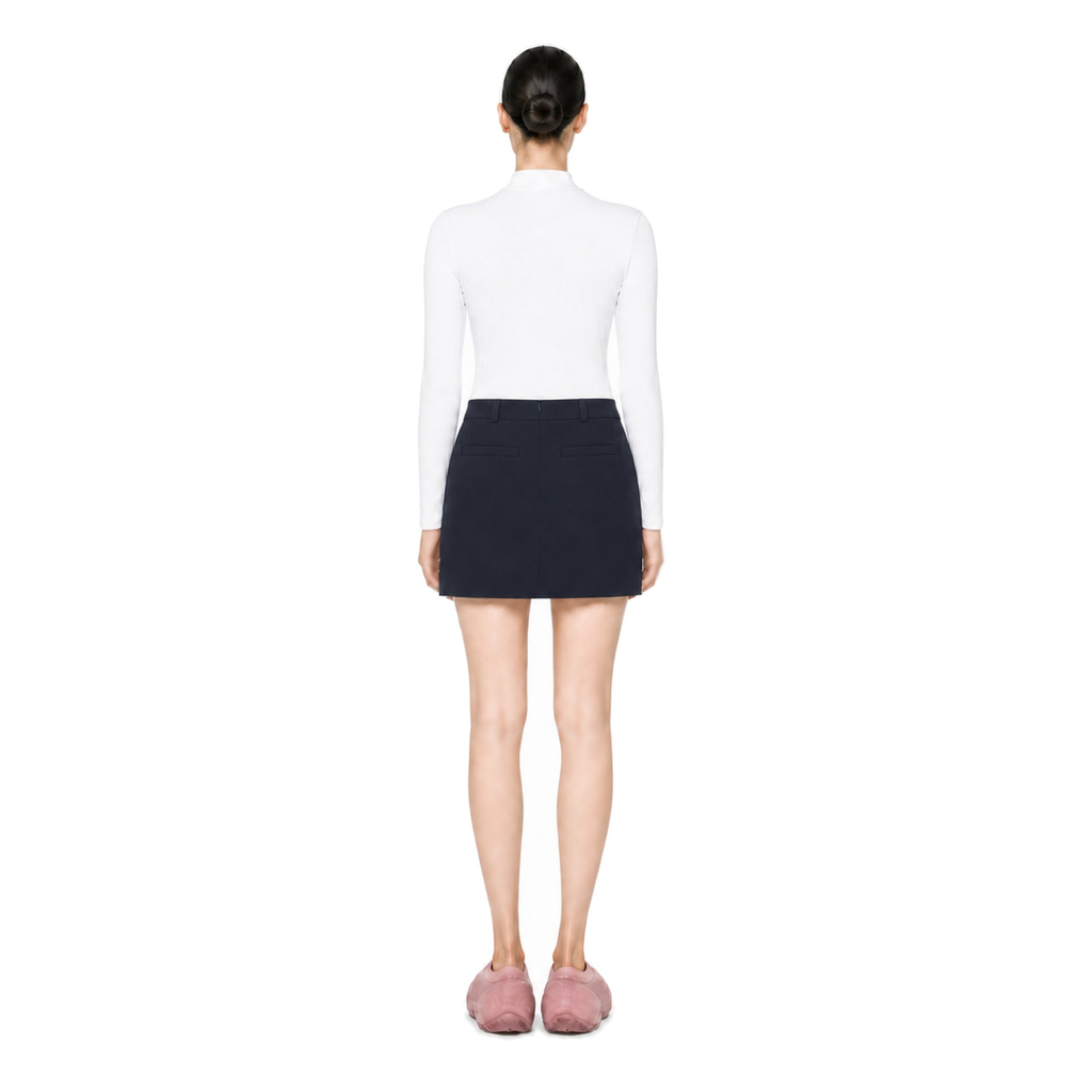 monzee 撥水 2 WAY ストレッチスカート - ネイビー AIモデル着用 背面｜身長170cm・着用サイズM