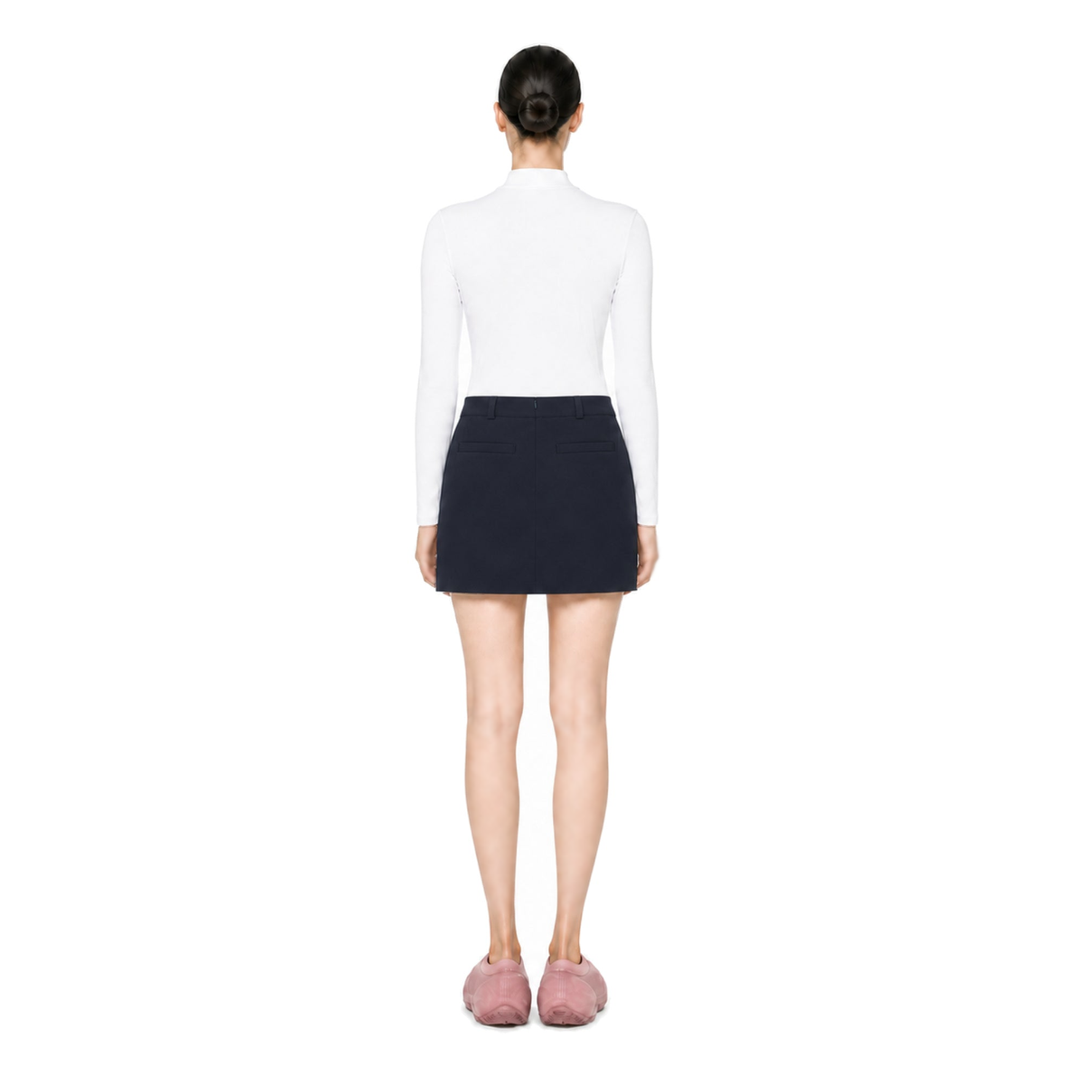 monzee 撥水 2 WAY ストレッチスカート - ネイビー AIモデル着用 背面｜身長170cm・着用サイズM