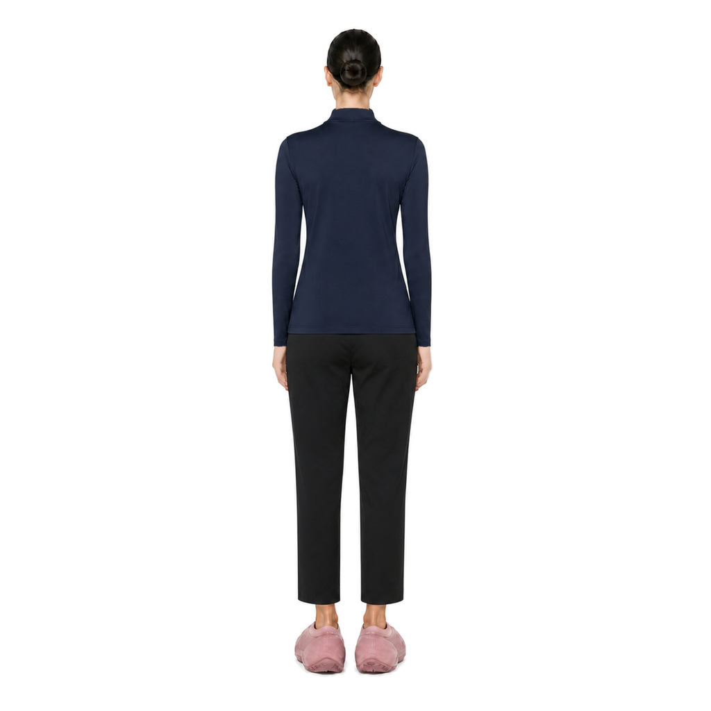monzee ジップロングスリーブ ネイビー AIモデル着用 背面｜身長170cm・着用サイズM